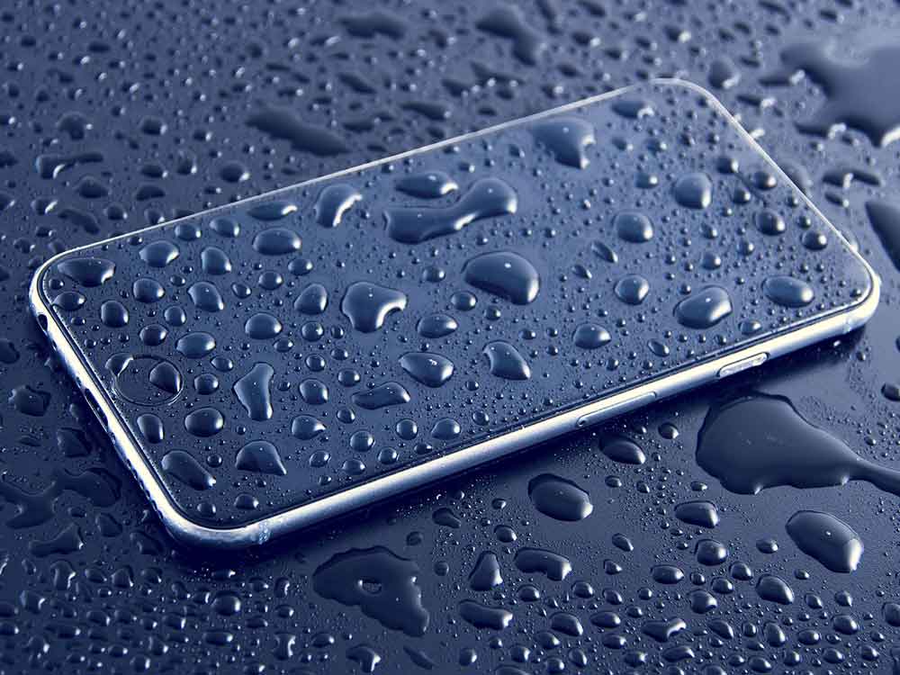 iphone-tombé-dans-l'eau
